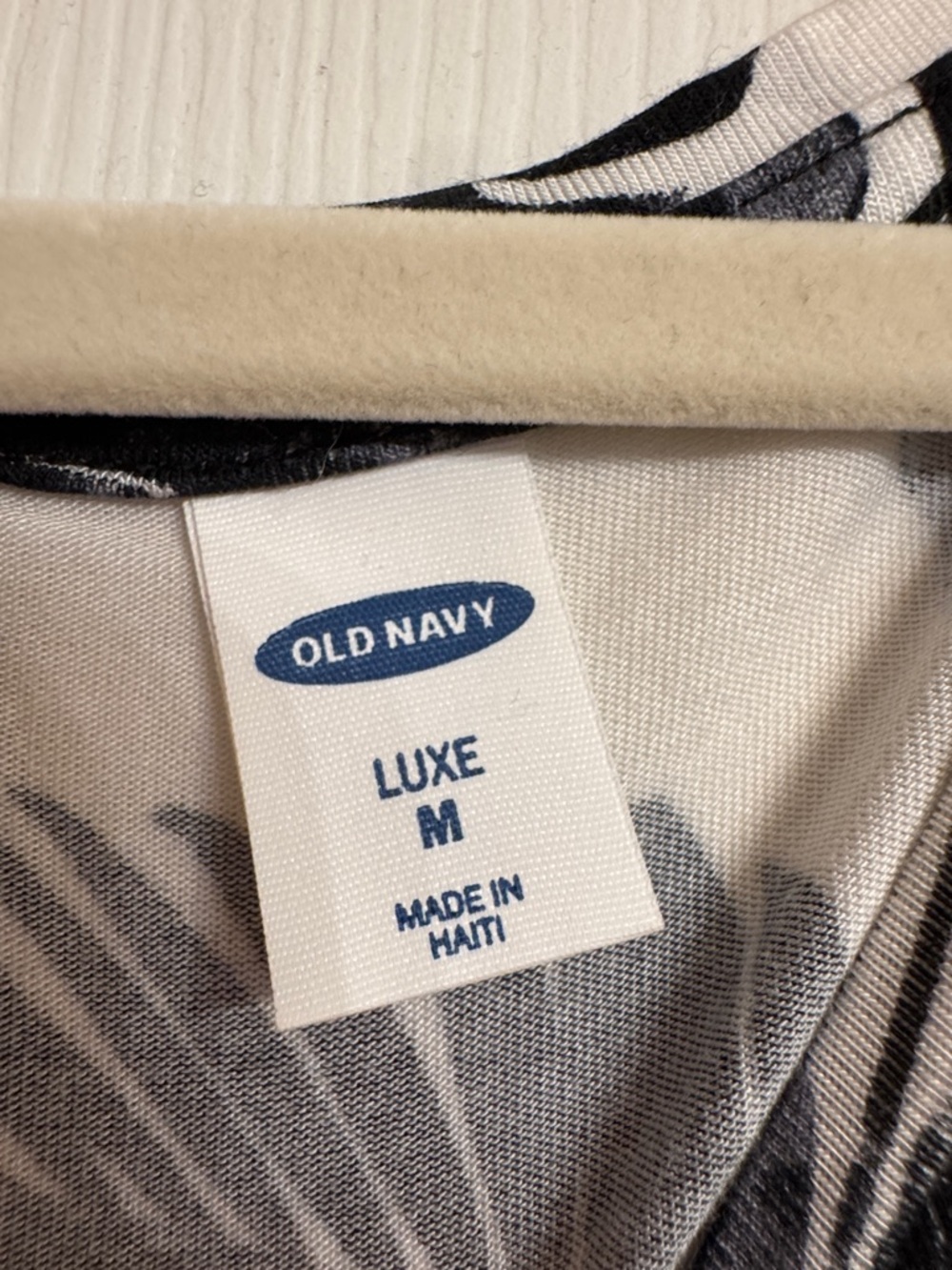 Old Navy Black and White Leaf-Print Tank - Picture 2 of 3